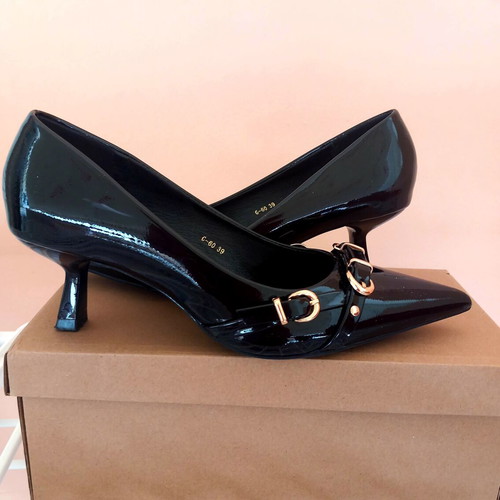 Pointed women's pumps black patent leather size 39 like new, low heel 4 cm