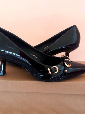 Pointed women's pumps black patent leather size 39 like new, low heel 4 cm