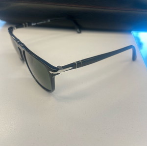 Γυαλιά ηλίου Persol σε άριστη κατάσταση, μαύρα
