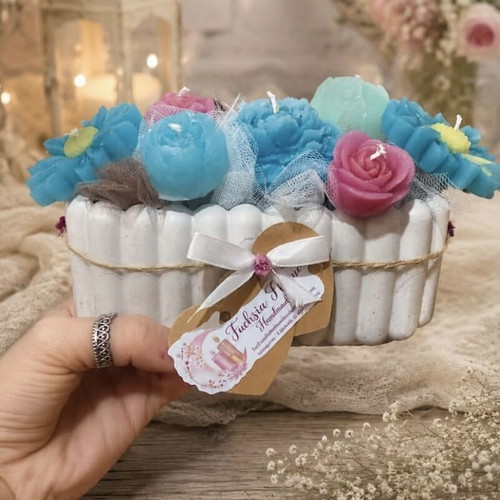 Handmade flower arrangement with 100% soy wax in plaster