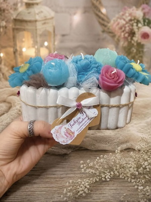 Handmade flower arrangement with 100% soy wax in plaster