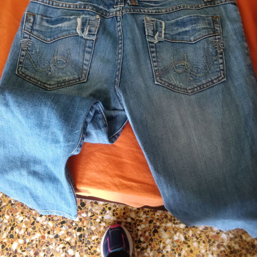 Women's denim capri jeans medium size like new, low rise