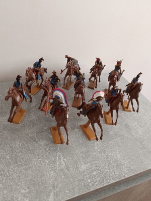 Indian Horsemen figures set of 11 used