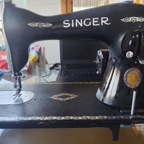 Singer sewing machine like new, fully functional