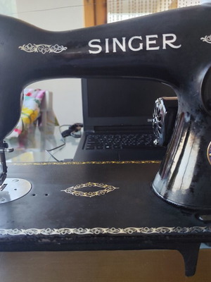 Singer sewing machine like new, fully functional