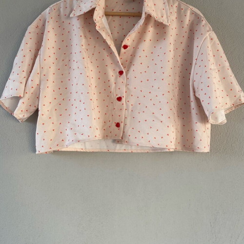 Cropped shirt with hearts one size, like new, beige and red