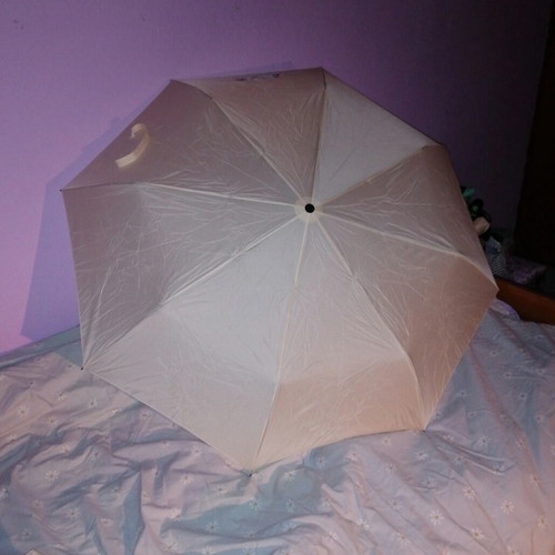 Beige umbrella like new with wooden handle and case