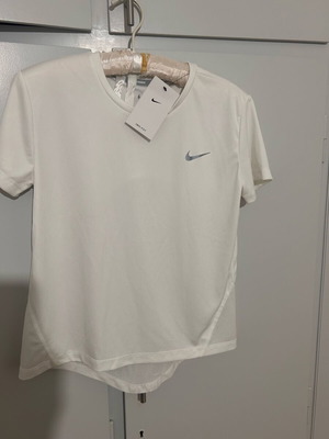 Тениска Nike нова, размер S, бяла с технология Dri-FIT