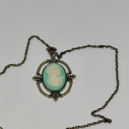 Vintage style pendant necklace with cameo decoration, like new