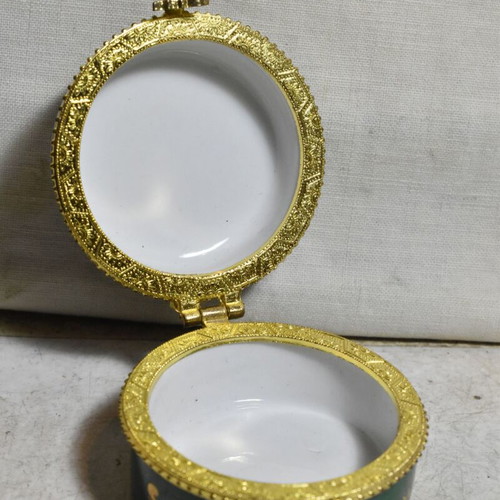 Miniature porcelain jewelry box used with romantic design