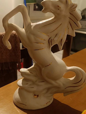 Porcelain horse 40cm like new, white with gold details