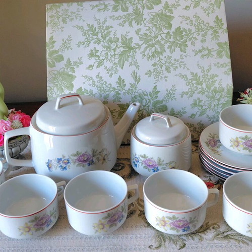 Vintage tea set like new with floral design