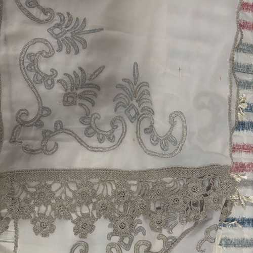 Vintage set of 4 used napkins, doilies and table runner