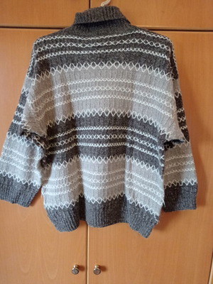Women's sweaters used, pack of two, beige and brown, size medium