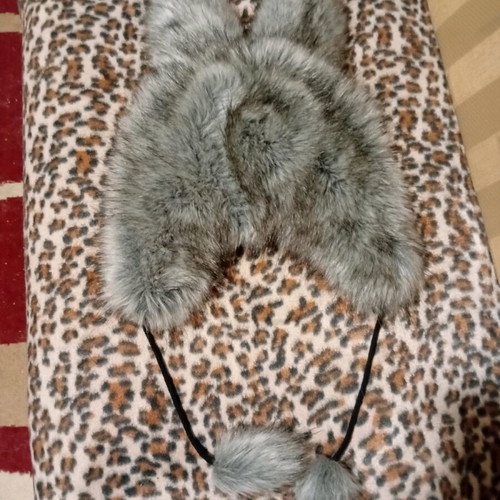 Fur bunny hat like new, size M, gray