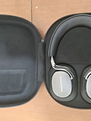 Bowers & Wilkins Px8 S2 flagship wireless headphones like new, premium hi-fi