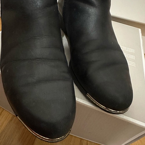 Black ankle boot with gold zipper used, size 37.5