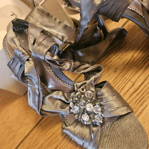 Bourne Taupe sandals new, size 40, gray beige