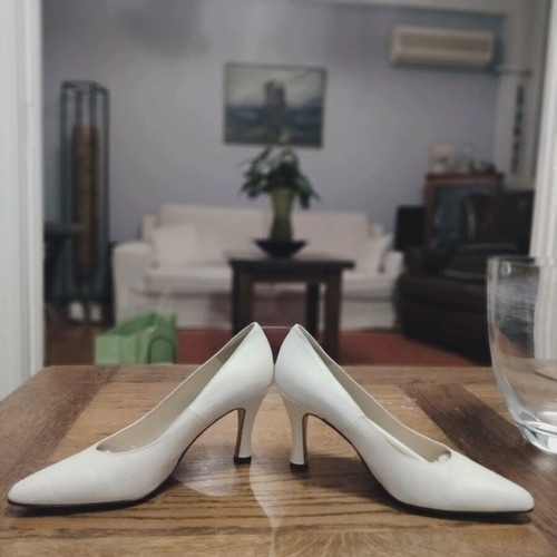 White leather pumps like new