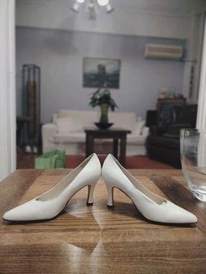 White leather pumps like new