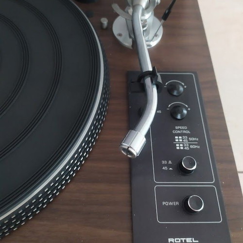 Rotel RP-1500 turntable with wooden base, belt drive, needs service