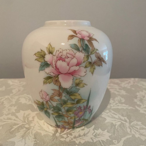 Vintage Shibata Japan vase new with floral details