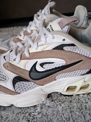 Αθλητικά παπούτσια Nike Air Zoom Fire μεταχειρισμένα, μέγεθος 36, λευκά και μπεζ