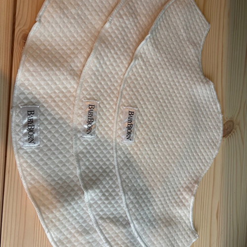 BabyBjorn Mini Mesh Baby Carrier set like new with winter cover and bibs