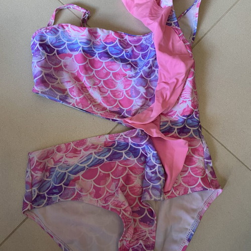 Girls' swimsuits like new, pack of 4, ages 7-9