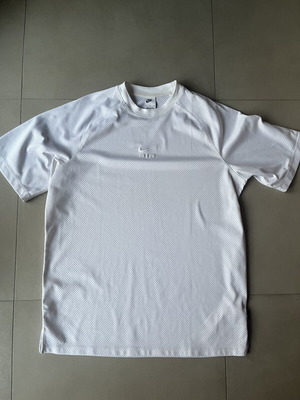 Nike tee like new, medium size, fits XL-L