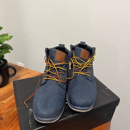 Calgary men's boots like new, size 42, blue