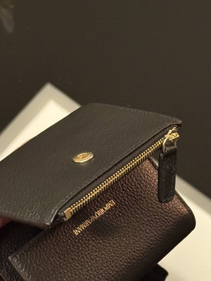 Πορτοφόλι Emporio Armani καινούργιο, δερμάτινο, μαύρο, με κουμπί