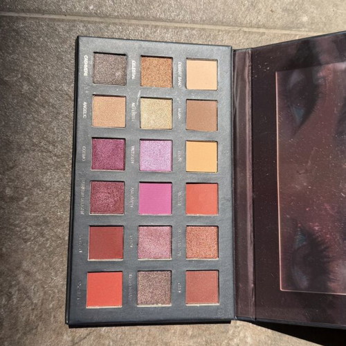 Huda Beauty Desert Dusk Eyeshadow Palette like new