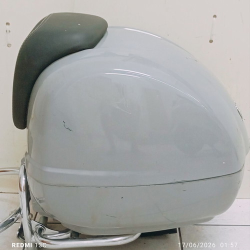 Vespa 36L luggage set like new with genuine folding chrome rack