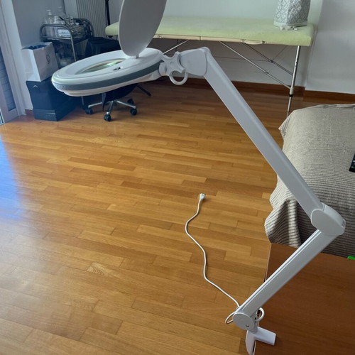 Table magnifying glass with light like new