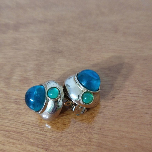 Vintage clip-on earrings like new, green stones