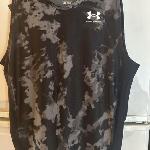 Under Armour Iso-Chill HeatGear sleeveless compression shirt like new, black-gray camo, size M