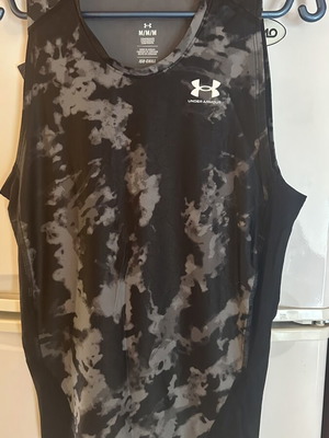 Under Armour Iso-Chill HeatGear sleeveless compression shirt like new, black-gray camo, size M