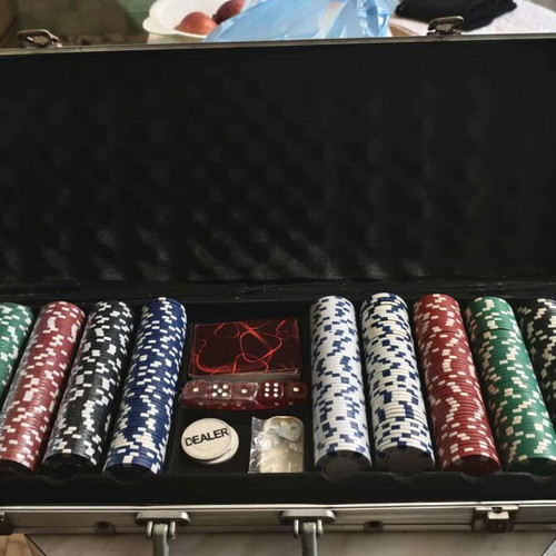 Poker set in metal case like new