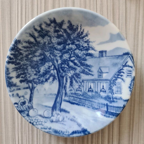 Currier & Ives decorative plates like new, set of 2 with stands