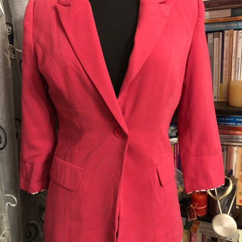 Women's fuchsia blazer like new with herringbone pattern and belt