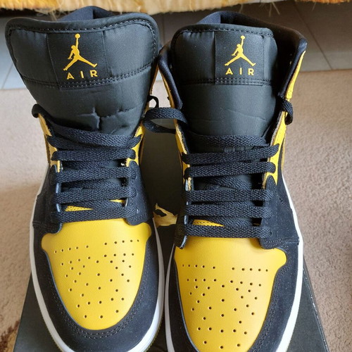Nike Air Jordan 1 Mid SE new, size 43, black and yellow
