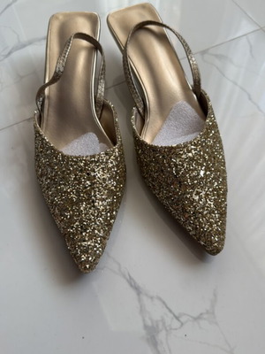 Обувки A-Cold-Wall златни, нови, номер 40