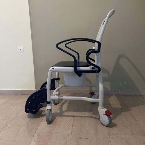 Robotec bath wheelchair