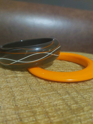 Vintage bracelets set of 2 like new, brown and orange