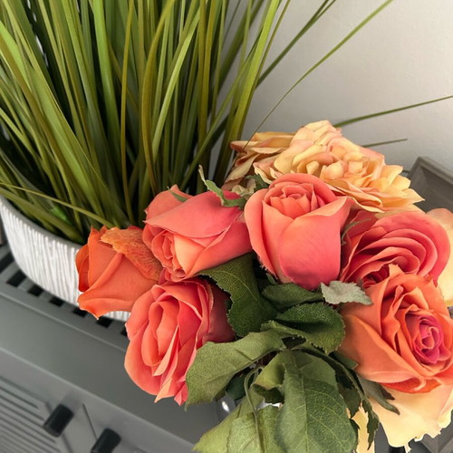 Flower bouquet with 5 roses and leaves by Sia new