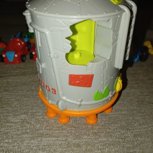 SuperZings set with hideout, vehicles & capsules