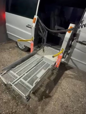 AMF-Bruns Electric Hydraulic Vehicle Ramp like new