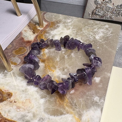 Bracelet with natural amethysts like new, elastic band
