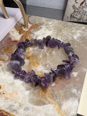 Bracelet with natural amethysts like new, elastic band